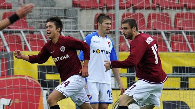 Sparťanský útočník Václav Kadlec (vlevo) se raduje z branky. Sparťanský útočník Václav Kadlec (vlevo) se raduje z branky.