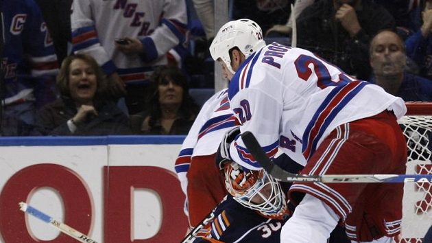 Václav Prospal z NY Rangers padá při derby s Islanders na brankáře Dwayna Rolosona. Václav Prospal z NY Rangers padá při derby s Islanders na brankáře Dwayna Rolosona.