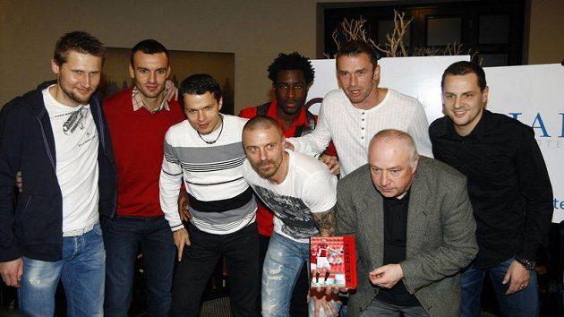Tomáš Řepka (uprostřed) se spoluhráči ze Sparty a autorem knihy Tomáš Řepka (uprostřed) se spoluhráči ze Sparty a autorem knihy