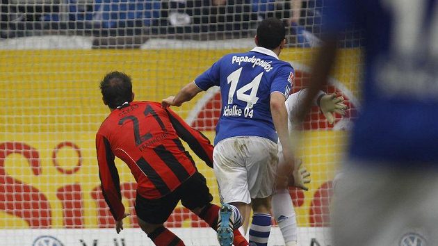 Theofanis Gekas z Frankfurtu (vlevo) přihlíží gólu Georgiose Tzavellase (není na snímku) proti Schalke z rekordních 73 metrů. Theofanis Gekas z Frankfurtu (vlevo) přihlíží gólu Georgiose Tzavellase (není na snímku) proti Schalke z rekordních 73 metrů.