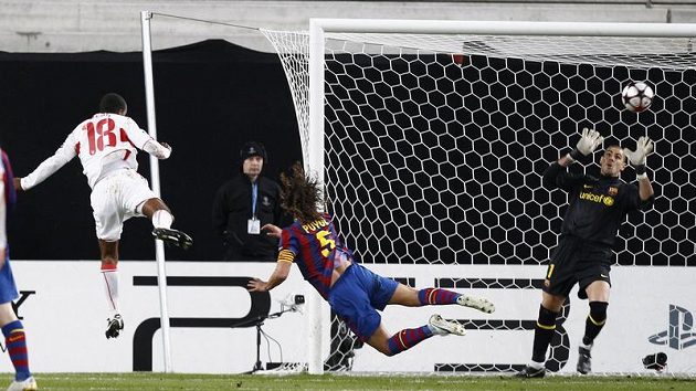Naturalizovaný německý Brazilec Cacau otevřel v zápase Stuttgartu s Barcelonou skóre. Naturalizovaný německý Brazilec Cacau otevřel v zápase Stuttgartu s Barcelonou skóre.