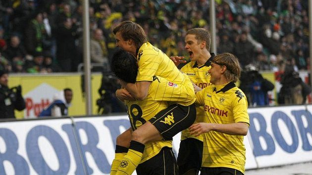 Fotbalisté Dortmundu se radují z gólu do sítě Wolfsburgu. Borussia dál vládne Bundeslize. Fotbalisté Dortmundu se radují z gólu do sítě Wolfsburgu. Borussia dál vládne Bundeslize.