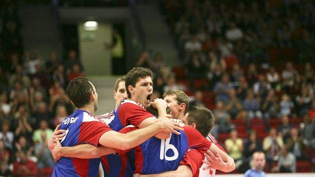 Český blokař Jakub Veselý (uprostřed) se raduje se svými spoluhráči. Český blokař Jakub Veselý (uprostřed) se raduje se svými spoluhráči.