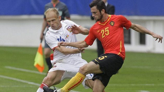 David Jarolím (vlevo) je ůpřesvědčen, že v posledním přípravníém zápase proti Belgii nepodal špatný výkon. Na snímku v souboji o míč s Belgičanem Stevenem Defourem. David Jarolím (vlevo) je ůpřesvědčen, že v posledním přípravníém zápase proti Belgii nepodal špatný výkon. Na snímku v souboji o míč s Belgičanem Stevenem Defourem.