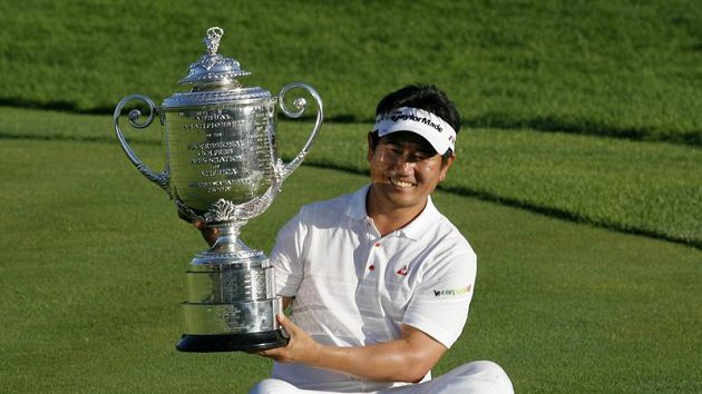 Korejský golfista Jang Jong-un s trofejí pro vítěze PGA Championship Korejský golfista Jang Jong-un s trofejí pro vítěze PGA Championship