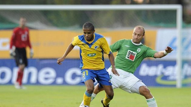 Pavel Drsek (vpravo) z Jablonce a Marcio Ivanildo Da Silva z Apoelu v odvetném utkání Evropské ligy. Pavel Drsek (vpravo) z Jablonce a Marcio Ivanildo Da Silva z Apoelu v odvetném utkání Evropské ligy.