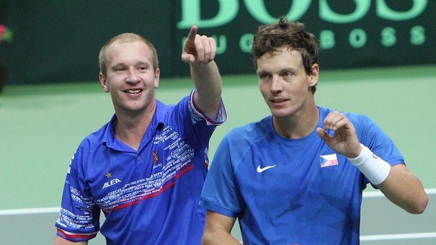 Čeští tenisté Lukáš Dlouhý a Tomáš Berdych zdraví diváky po vítězství ve čtyřhře nad Kazachy. Čeští tenisté Lukáš Dlouhý a Tomáš Berdych zdraví diváky po vítězství ve čtyřhře nad Kazachy.