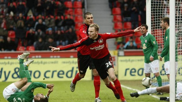 Michal Kadlec z Leverkusenu oslavuje svůj gól v utkání s Mohučí. Michal Kadlec z Leverkusenu oslavuje svůj gól v utkání s Mohučí.