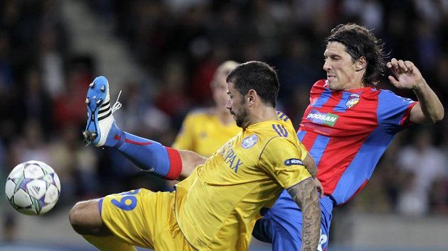 Plzeňský Marián Čišovský (vpravo) v souboji s Matejou Kežmanem z Borisova. Plzeňský Marián Čišovský (vpravo) v souboji s Matejou Kežmanem z Borisova.