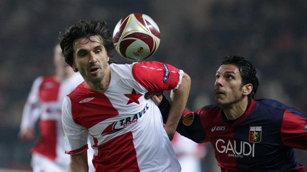 Mateje Krajčíka ze Slavie (vpředu) stíhá Sergio Floccari z Janova. Mateje Krajčíka ze Slavie (vpředu) stíhá Sergio Floccari z Janova.