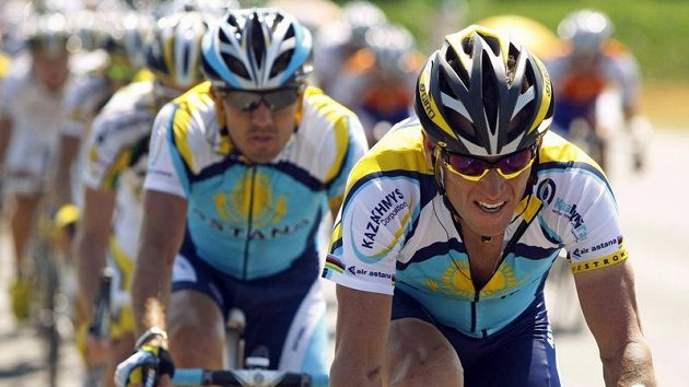 Lance Armstrong v barvách stáje Astana na trati Tour de France. Lance Armstrong v barvách stáje Astana na trati Tour de France.