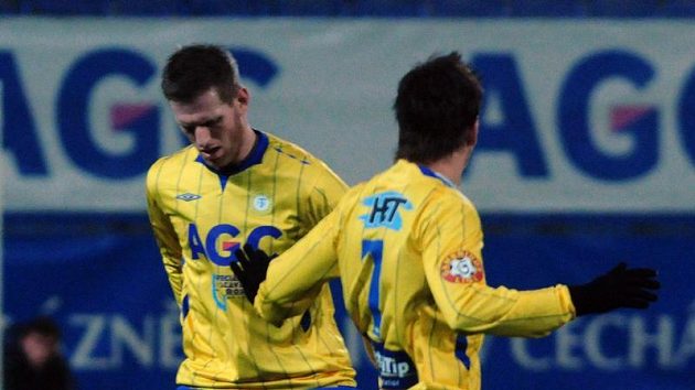 Nad fotbalisty Teplic se vznáší přízrak prasečí chřipky. Obránce Michal Smejkal onemocněl a další hráči mají prý podobné příznaky. Nad fotbalisty Teplic se vznáší přízrak prasečí chřipky. Obránce Michal Smejkal onemocněl a další hráči mají prý podobné příznaky.