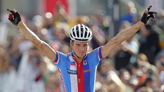 Jaroslav Kulhavý oslavuje zisk stříbrné medaile na mistrovství světa v kanadském Mount-Sainte-Anne. Jaroslav Kulhavý oslavuje zisk stříbrné medaile na mistrovství světa v kanadském Mount-Sainte-Anne.