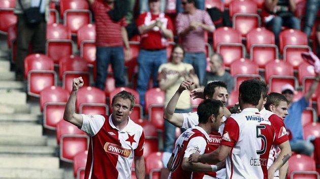 Radost fotbalistů Slavie - ilustrační foto. Radost fotbalistů Slavie - ilustrační foto.
