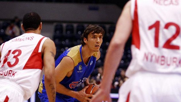 Jiří Welsch v dresu Estudiantes Madrid (uprostřed) při utkání proti Nymburku. Jiří Welsch v dresu Estudiantes Madrid (uprostřed) při utkání proti Nymburku.