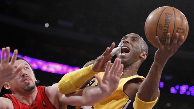 Kobe Bryant (vpravo) střílí koš Torontu. Kobe Bryant (vpravo) střílí koš Torontu.