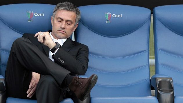 Bývalý trenér Interu Milán Jose Mourinho sleduje hodinky při zápase s AS Řím. Bývalý trenér Interu Milán Jose Mourinho sleduje hodinky při zápase s AS Řím.