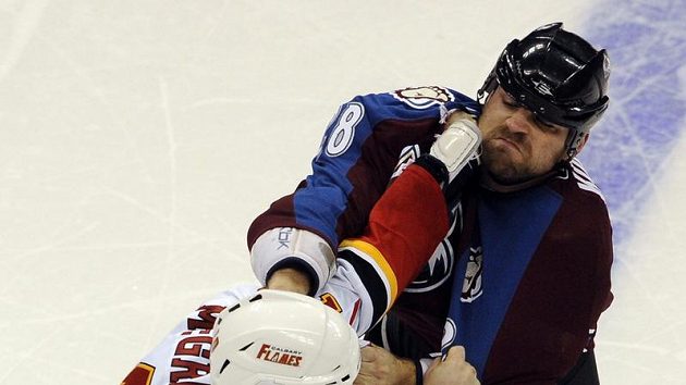 David Kočí v dresu Colorada v bitce s Brianem McGrattanem z Calgary David Kočí v dresu Colorada v bitce s Brianem McGrattanem z Calgary