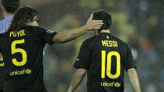 Carles Puyol (vlevo) chválí svého spoluhráče z Barcelony Lionela Messiho. Carles Puyol (vlevo) chválí svého spoluhráče z Barcelony Lionela Messiho.