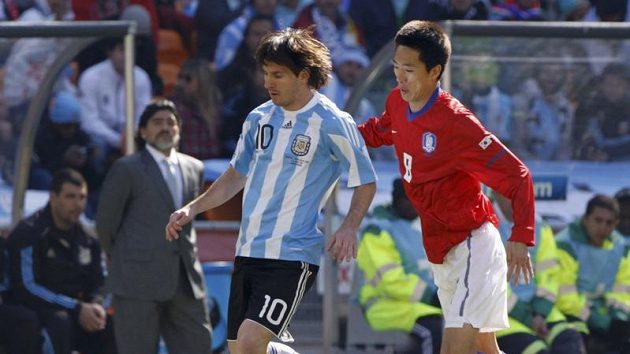 Argentinský fotbalista Lionel Messi (vlevo) si kryje míč před Kim Jung-woo z Korejské republiky. Argentinský fotbalista Lionel Messi (vlevo) si kryje míč před Kim Jung-woo z Korejské republiky.