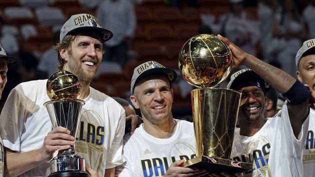 Basketbalisté Dallasu s poháry pro vítěze NBA Basketbalisté Dallasu s poháry pro vítěze NBA