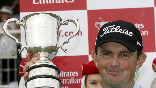 Australan Greg Chalmers s trofejí pro vítěze golfového Australian Open. Australan Greg Chalmers s trofejí pro vítěze golfového Australian Open.
