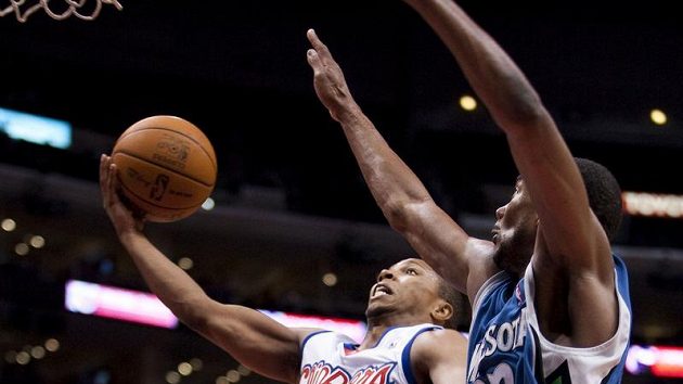 Basketbalista Los Angeles Clippers' Sebastian Telfair střílí koš Minnesotě Timberwolves'. Basketbalista Los Angeles Clippers' Sebastian Telfair střílí koš Minnesotě Timberwolves'.