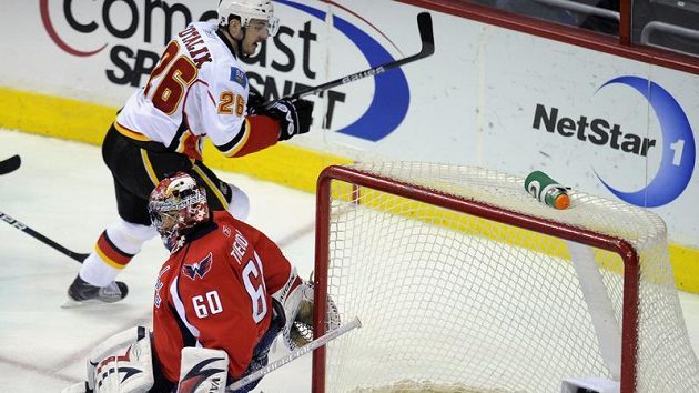 Aleš Kotalík skóruje v dresu Calgary. Aleš Kotalík skóruje v dresu Calgary.