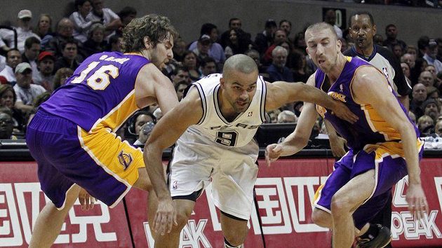 Tony Parker (uprostřed) ze San Antonia byl nejlepším hráčem na palubovce. Tony Parker (uprostřed) ze San Antonia byl nejlepším hráčem na palubovce.
