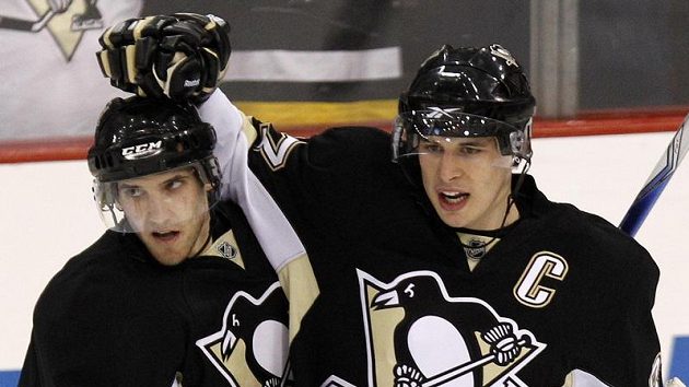 Kapitán Pittsburghu Sidney Crosby (vpravo) Kapitán Pittsburghu Sidney Crosby (vpravo)