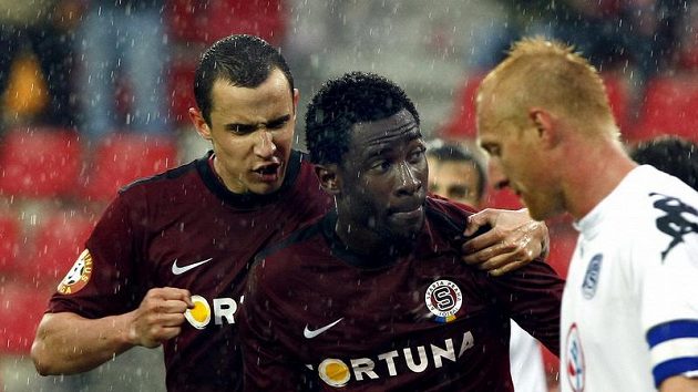 Bony Wilfried (uprostřed) se raduje po brance do sítě Slovácka. Bony Wilfried (uprostřed) se raduje po brance do sítě Slovácka.