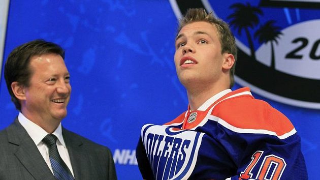 Jednička draftu NHL Taylor Hall obléká dres Edmontonu Oilers. Jednička draftu NHL Taylor Hall obléká dres Edmontonu Oilers.