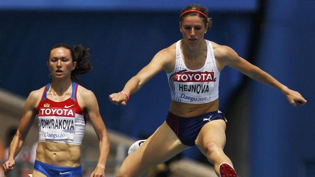 Zuzana Hejnová (vpravo) na MS v Tegu vyhrála s přehledem rozběh na 400 metrů překážek. Zuzana Hejnová (vpravo) na MS v Tegu vyhrála s přehledem rozběh na 400 metrů překážek.