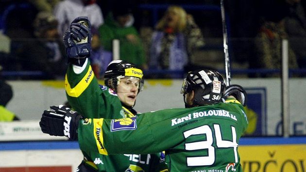 Karlovarští hokejité Nosek a Skuhravý se radují z gólu do sítě Kladna. Karlovarští hokejité Nosek a Skuhravý se radují z gólu do sítě Kladna.