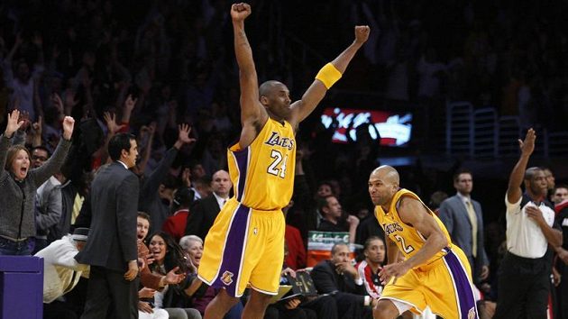 Basketbalista LA Lakers Kobe Bryant (uprostřed) se raduje z výhry - ilustrační foto Basketbalista LA Lakers Kobe Bryant (uprostřed) se raduje z výhry - ilustrační foto