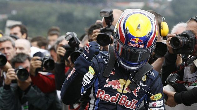 Australský pilot stáje Red Bull Mark Webber se raduje z vítězství v kvalifikaci na GP Belgie. Australský pilot stáje Red Bull Mark Webber se raduje z vítězství v kvalifikaci na GP Belgie.
