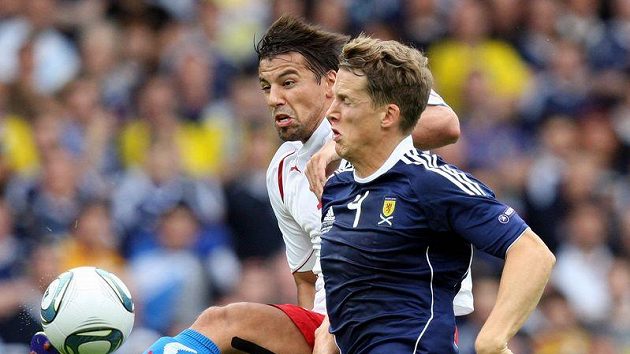 Milan Baroš (vlevo) v souboji se Skotem Christophem Berrou. Milan Baroš (vlevo) v souboji se Skotem Christophem Berrou.