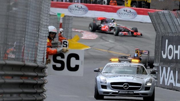 Safety car během Velké ceny Monaka Safety car během Velké ceny Monaka