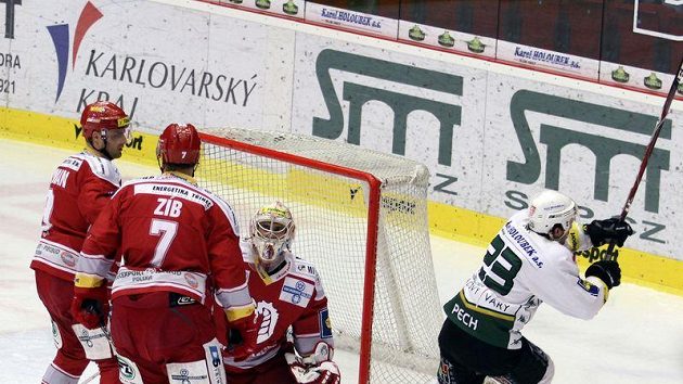 Karlovarský Lukáš Pech (vpravo) se raduje z gólu do sítě Třince. Brankář Peter Hamerlík se spoluhráči Danielem Semanem (vlevo) a Lukášem Zíbem jen přihlížejí. Nakonec se ale z výhry radovali oni. Karlovarský Lukáš Pech (vpravo) se raduje z gólu do sítě Třince. Brankář Peter Hamerlík se spoluhráči Danielem Semanem (vlevo) a Lukášem Zíbem jen přihlížejí. Nakonec se ale z výhry radovali oni.