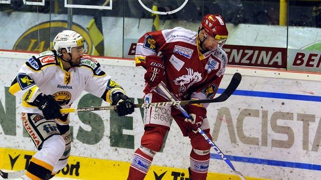 Třinecký Jan Peterek (vpravo) přispěl k porážce Litvínova jedním gólem a s 250 vstřelenými brankami v extralize a reprezentaci se stal 59. členem Klubu hokejových střelců. Třinecký Jan Peterek (vpravo) přispěl k porážce Litvínova jedním gólem a s 250 vstřelenými brankami v extralize a reprezentaci se stal 59. členem Klubu hokejových střelců.