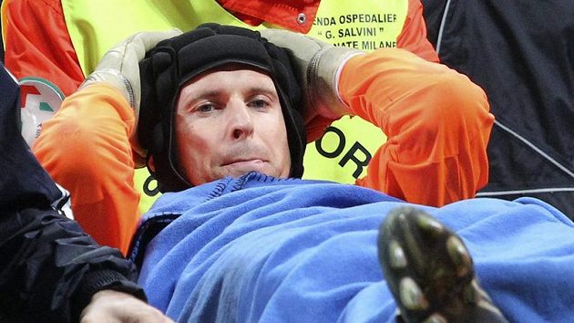 Petr Čech opustil bitvu na Interu na nosítkách. Petr Čech opustil bitvu na Interu na nosítkách.