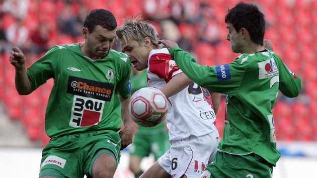 Slávista Jaroslav Černý mezi jabloneckými soupeři Lubošem Loučkou (vlevo) a Anesem Haurdičem. Slávista Jaroslav Černý mezi jabloneckými soupeři Lubošem Loučkou (vlevo) a Anesem Haurdičem.