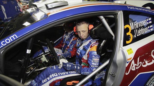 Mikko Hirvonen z Finska ztrácí na vedoucího Östberga přes čtrnáct vteřin. Mikko Hirvonen z Finska ztrácí na vedoucího Östberga přes čtrnáct vteřin.