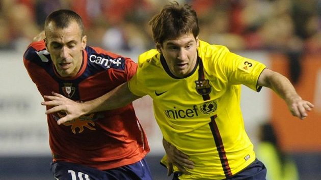 Fotbalista Barcelony Lionel Messi (vpravo) v souboji s Patxi Punalem z Osasuny Fotbalista Barcelony Lionel Messi (vpravo) v souboji s Patxi Punalem z Osasuny