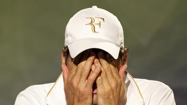 Zklamaný švýcarský tenista Roger Federer po porážce od Tomáše Berdycha ve čtvrtfinále Wimbledonu. Zklamaný švýcarský tenista Roger Federer po porážce od Tomáše Berdycha ve čtvrtfinále Wimbledonu.