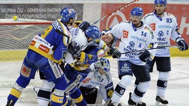 Nepřehlednou situaci v zápase Vítkovice - Zlín před domácí brankou vyřešil brankář Špěpánek Nepřehlednou situaci v zápase Vítkovice - Zlín před domácí brankou vyřešil brankář Špěpánek