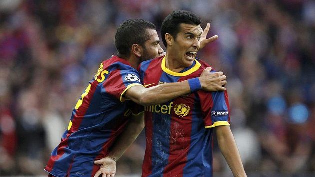 Pedro (vpravo) se s Dani Alvesem raduje ze své trefy. Pedro (vpravo) se s Dani Alvesem raduje ze své trefy.
