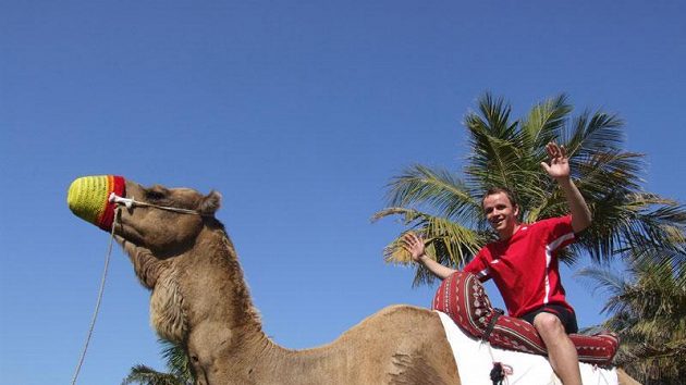 Slávista Zdeněk Šenkeřík se na soustředění v Dubaji projel na velbloudovi Charlesovi. Slávista Zdeněk Šenkeřík se na soustředění v Dubaji projel na velbloudovi Charlesovi.