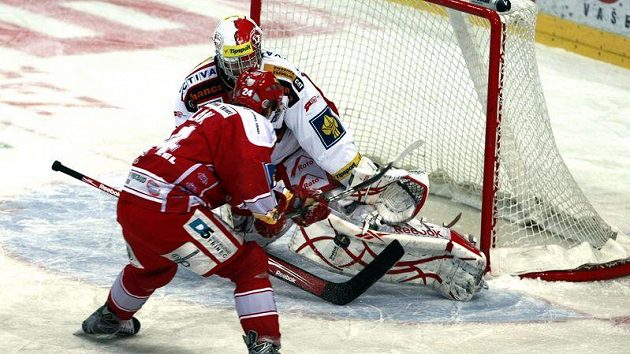 Vojtěch Polák ještě v dobách svého předchozího působení v Třinci v sezóně 2010/11 před slávistickým brankářem Miroslavem Kopřivou Vojtěch Polák ještě v dobách svého předchozího působení v Třinci v sezóně 2010/11 před slávistickým brankářem Miroslavem Kopřivou