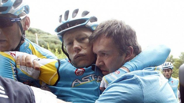 Lídr Astany Alexandr Vinokurov v péči týmových kolegů a lékařů po hrozivém pádu na Tour de France. Lídr Astany Alexandr Vinokurov v péči týmových kolegů a lékařů po hrozivém pádu na Tour de France.